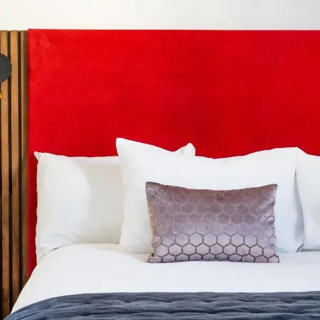 מלון The Berkeley Square 4*